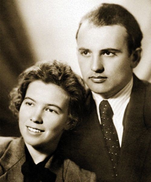 9. Раиса Титаренко и Михаил Горбачев накануне свадьбы, 1953 год 9. Раиса Титаренко и Михаил Горбачев накануне свадьбы, 1953 год СССР, свадьбы