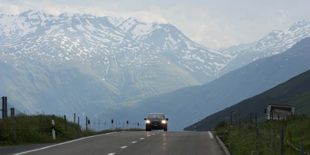 Дорога через перевал Оберальп в Швейцарии Дорога через перевал Оберальп в Швейцарии