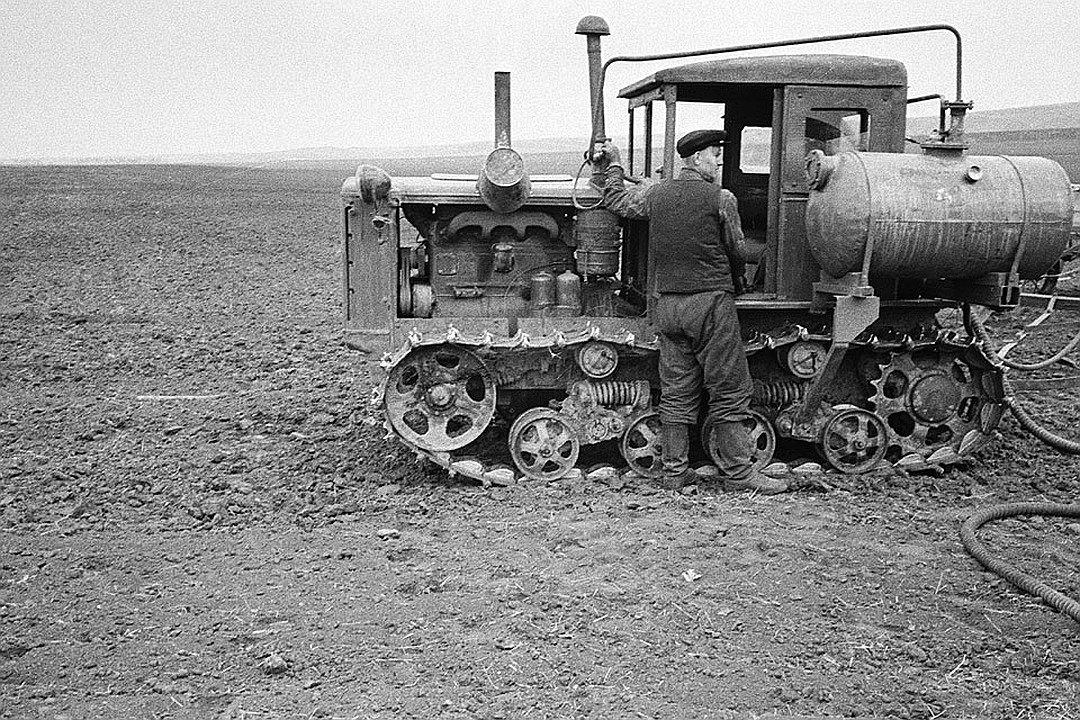 1958 г. Колхозники во время подготовки к весеннему севу. Фотохроника ТАСС