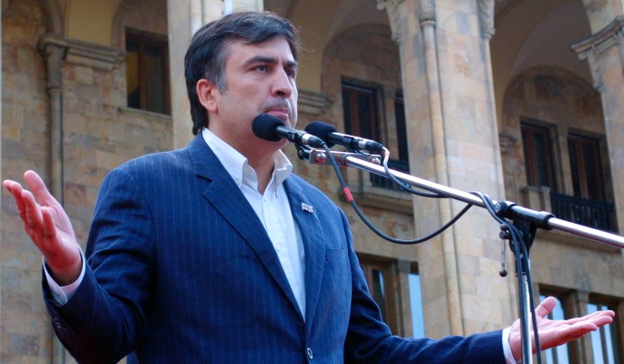 Двуличный Саакашвили встал на колени перед уголовницей Тимошенко Двуличный Саакашвили встал на колени перед уголовницей Тимошенко