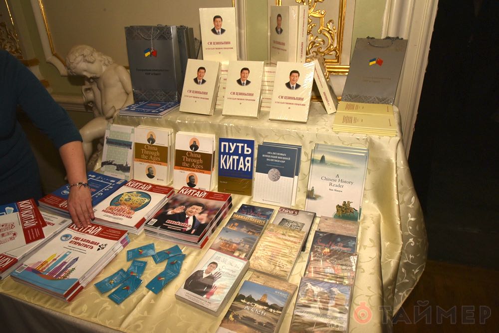 Китайцы на Украине хвастались успехами коммунизма Китайцы на Украине хвастались успехами коммунизма