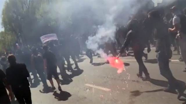 Французская полиция применила водометы против протестующих на юге Парижа