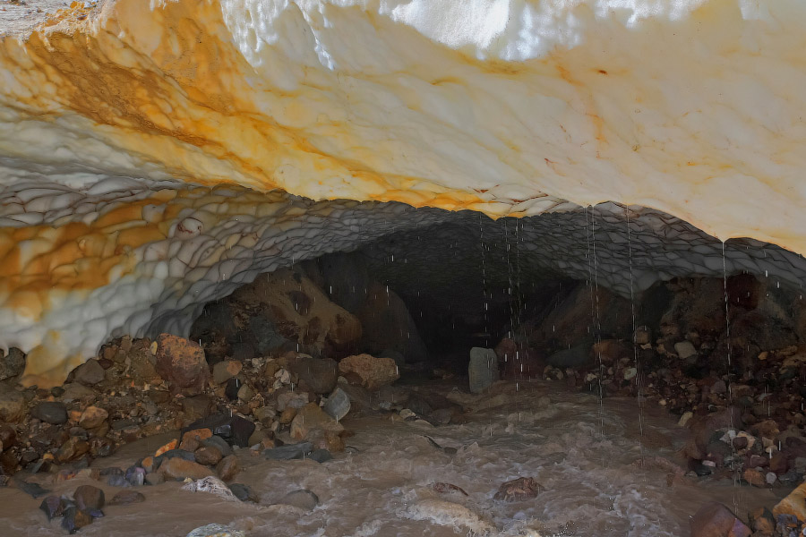 Снежные пещеры Камчатки в фотографиях