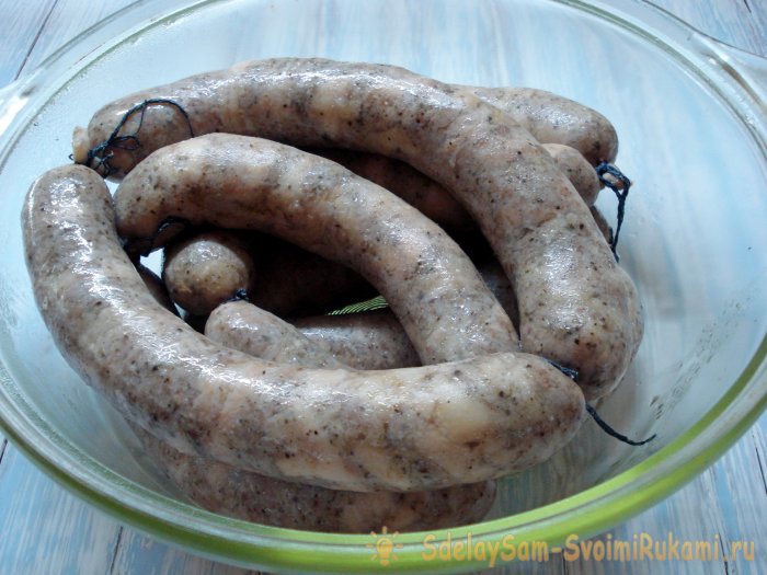 Вкусная и недорогая домашняя колбаса из куриных бедер и свиного фарша