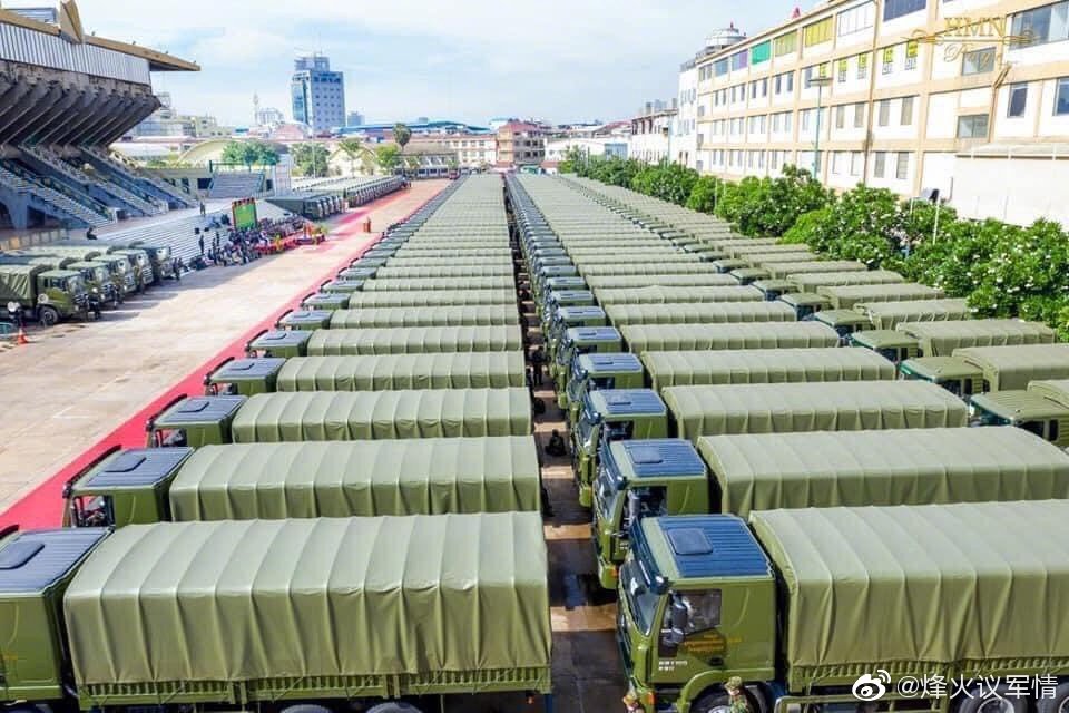 Церемония передачи камбоджийской армии 290 китайских грузовых автомобилей SAIC-Iveco Hongyan