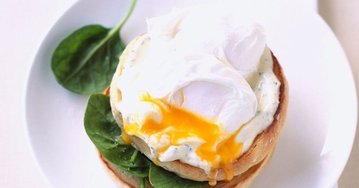 Сытный и невероятной вкусный бутерброд с яйцом пашот.  Фото: 1000.menu.