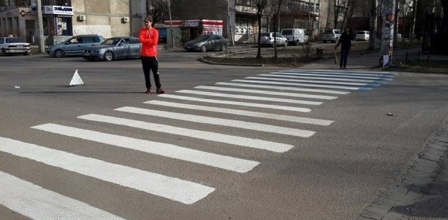 Пешеходный переход в России больше похож на смертельный квест Пешеходный переход в России больше похож на смертельный квест зебра, зебра в России, как перейти дорогу, пешеходные переходы, пешеходные переходы в России, пешеходный переход, прикол