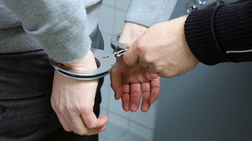 Сотрудники полиции задержали подозреваемого в разбойном нападении на двоих человек на севере Москвы