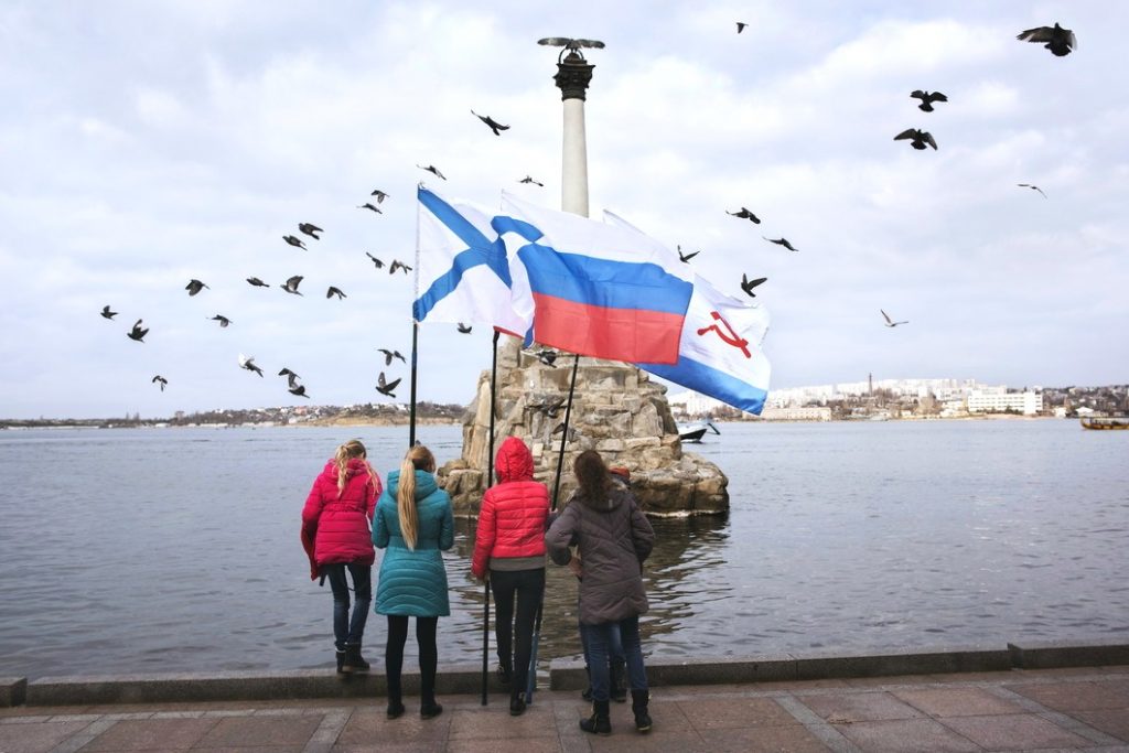 КРЫМ НА ГРАНИ «СОЦИАЛЬНОГО ВЗРЫВА»: ПОЧЕМУ ЖИТЕЛЯМ РОССИЙСКОГО ПОЛУОСТРОВА ТАК ДОРОГ УКРАИНСКИЙ ПАСПОРТ КРЫМ НА ГРАНИ «СОЦИАЛЬНОГО ВЗРЫВА»: ПОЧЕМУ ЖИТЕЛЯМ РОССИЙСКОГО ПОЛУОСТРОВА ТАК ДОРОГ УКРАИНСКИЙ ПАСПОРТ