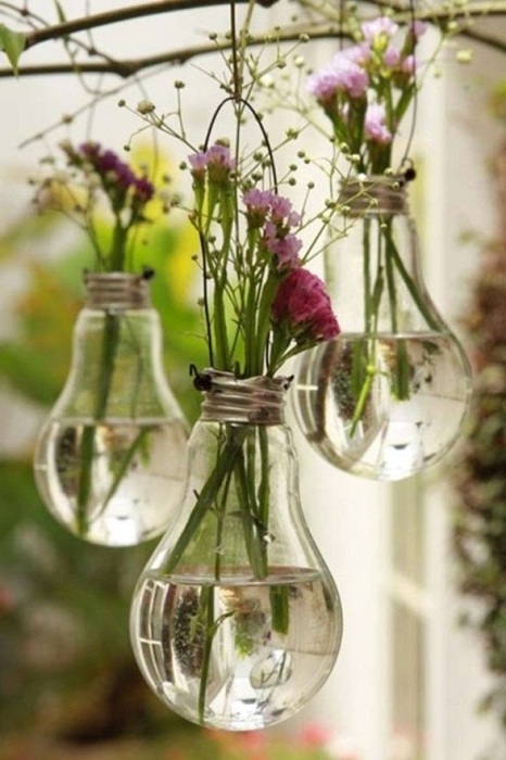 Небольшие мини-вазочки выполнены из лампочек, станут просто хорошим вариантом для оформления пространства в саду или около дома.