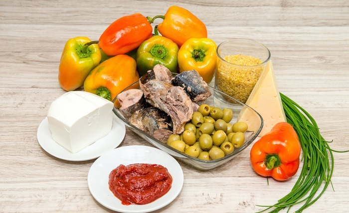 Фаршированный перец тунцом и помидорами. \ Фото: diets.ru. 7 способов приготовить фаршированный перец так, чтобы его уплетали и взрослые, и дети