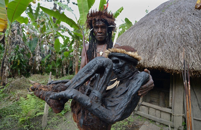 Дикое племя Дани: Копченые мумии и женщины с отрезанными пальцами