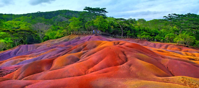 Таинственные разноцветные пески, рисунок которых не может нарушить ни ветер, ни дождь