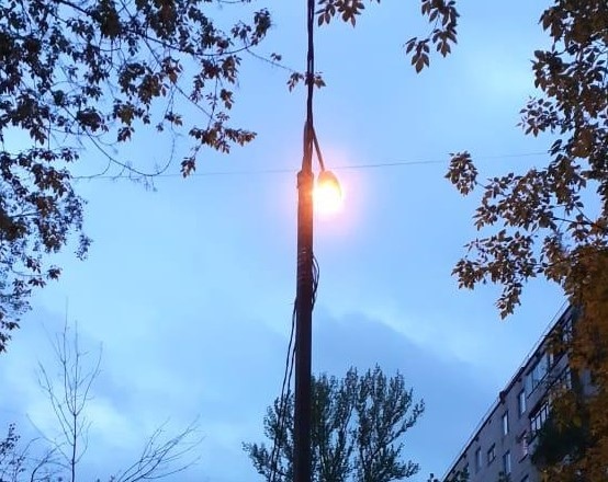 Сотрудники коммунальных служб восстановили освещение во дворе на улице Народного Ополчения