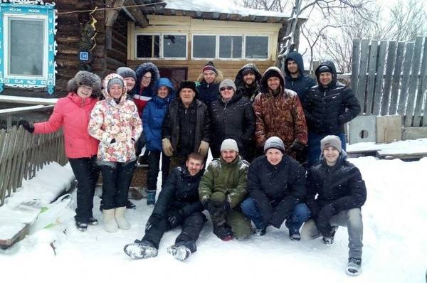 В Пермской области волонтеры убрали лед из дома пенсионера