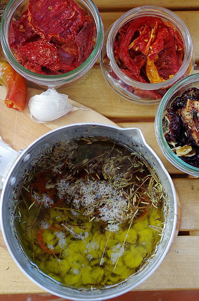 Вяленые с чесноком и травами сливы Вяленые с чесноком и травами сливы