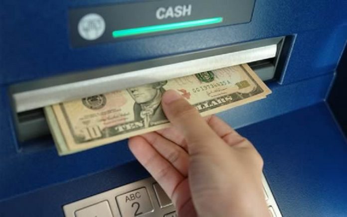 ATM-Machine Мужчина находит $500 в банкомате.