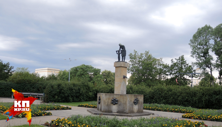 Скульптура матери и ребенка в Айзенхюттенштадт (бывший Сталинштадт), в городе, где больше нет детей.
