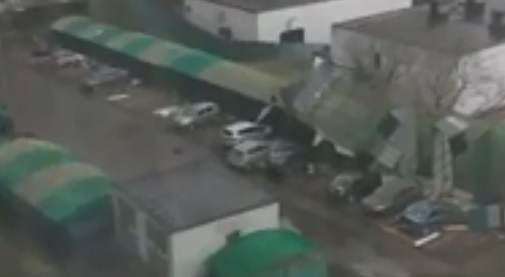 Видео: машину придавило после обрушения крыши гаража из-за мощного ветра в Москве
