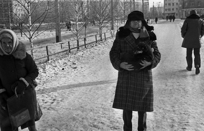 Мужчина несёт в ветеринарную клинику больного питомца. СССР, Новокузнецк, 1980-е годы. Мужчина несёт в ветеринарную клинику больного питомца. СССР, Новокузнецк, 1980-е годы.