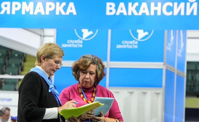 На фото: посетители общегородской "Ярмарки вакансий" в Ледовом дворце в Санкт-Петербурге