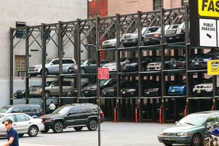 Вертикальная парковка возле офиса в Нью-Йорке / Фото: rock-cafe.net Вертикальная парковка возле офиса в Нью-Йорке / Фото: rock-cafe.net