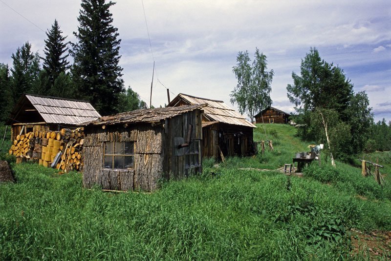 Общий план. Слева баня, в середине летняя кухня, правее основная изба. На заднем плане что-то вроде недействующего склада. Подкаменная Тунгуска