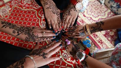 Йеменские девушки демонстрируют свои руки, украшенные традиционными рисунками хной по случаю окончания Рамадана