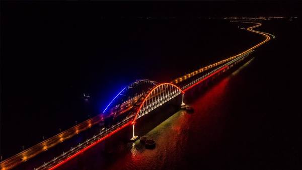 Крымский мост подсветили цветами триколора