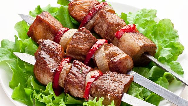 В Роспотребнадзоре рассказали, как подобрать хорошее мясо для шашлыка на майские праздники