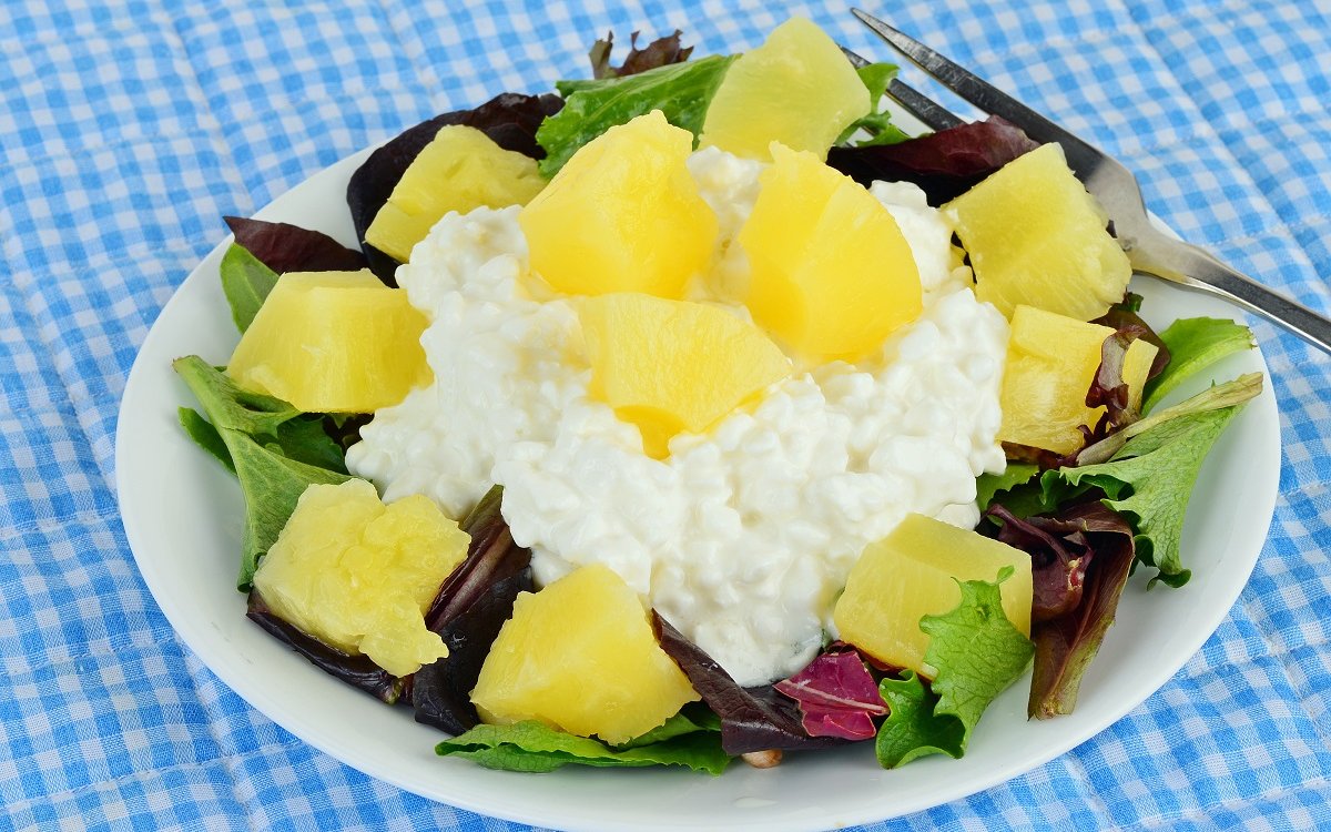 : Классический рецепт салата с ананасом сыром и чесноком с фото