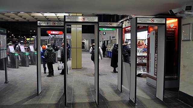 Пассажира с пистолетом задержали в метро в Петербурге