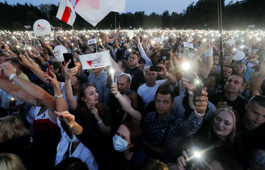 10 фото с самого массового митинга в Беларуси в поддержку Тихановской