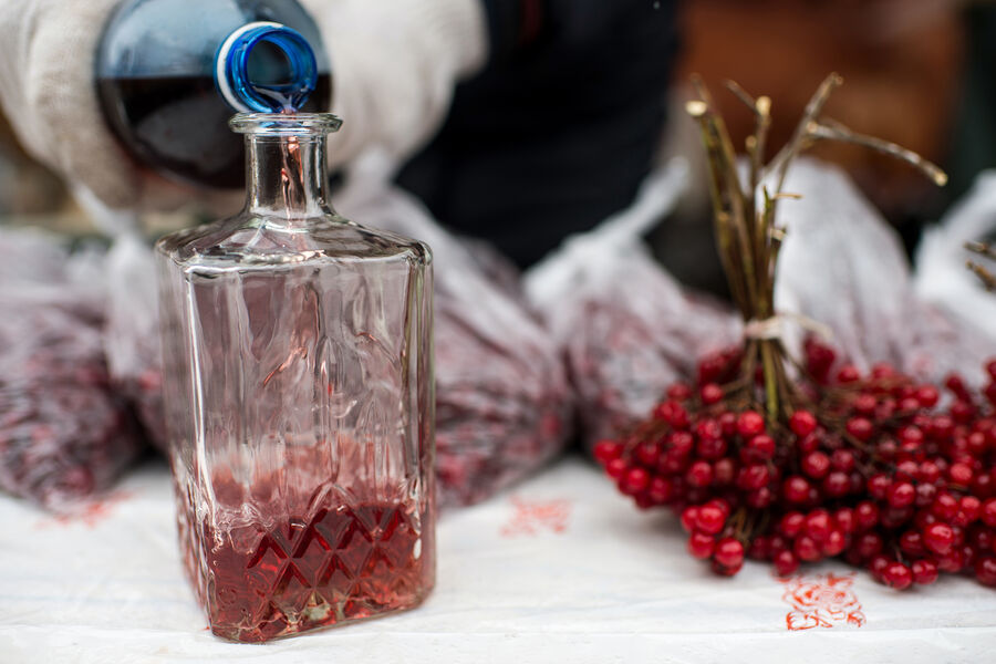 Врач назвал группу людей с противопоказанием к употреблению алкогольных настоек