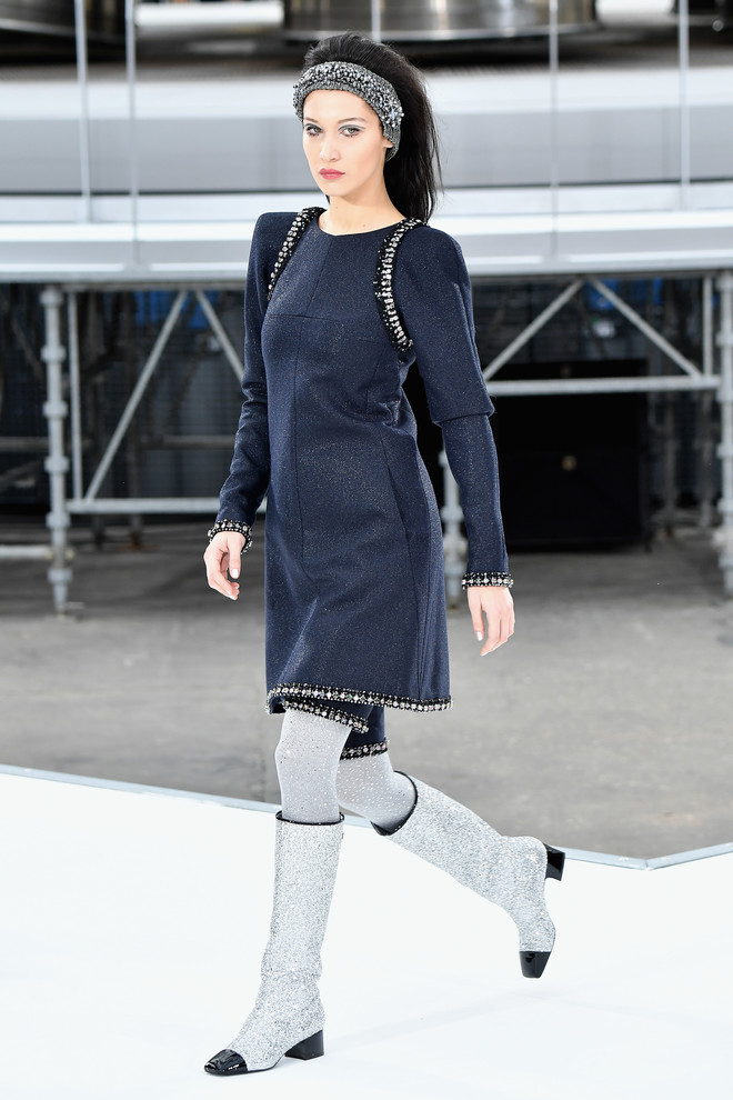 10 знаковых платьев Chanel, созданных Карлом Лагерфельдом (фото 18) 10 знаковых платьев Chanel, созданных Карлом Лагерфельдом (фото 18)