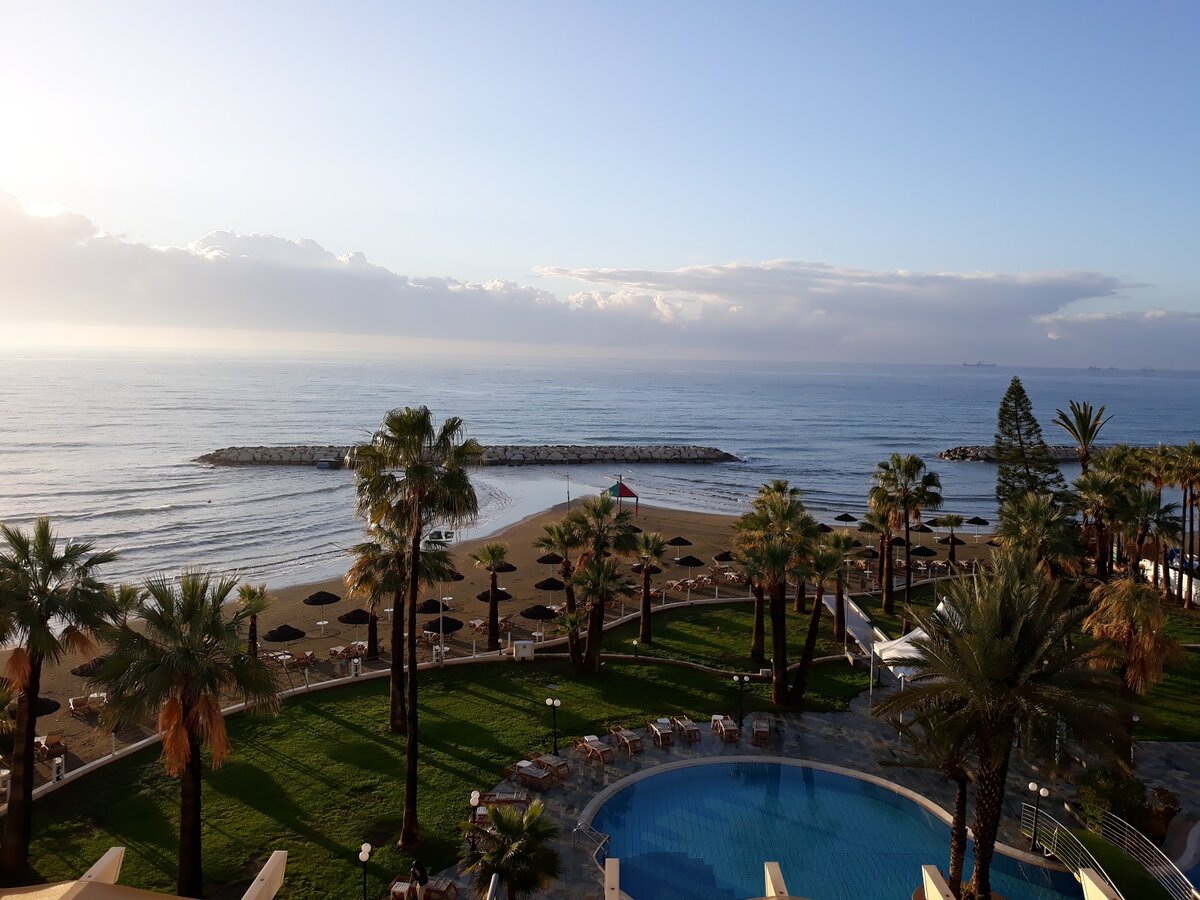 Вид на море рано утром с балкона отеля Golden Beach в г. Ларнака. Все фото автора.
