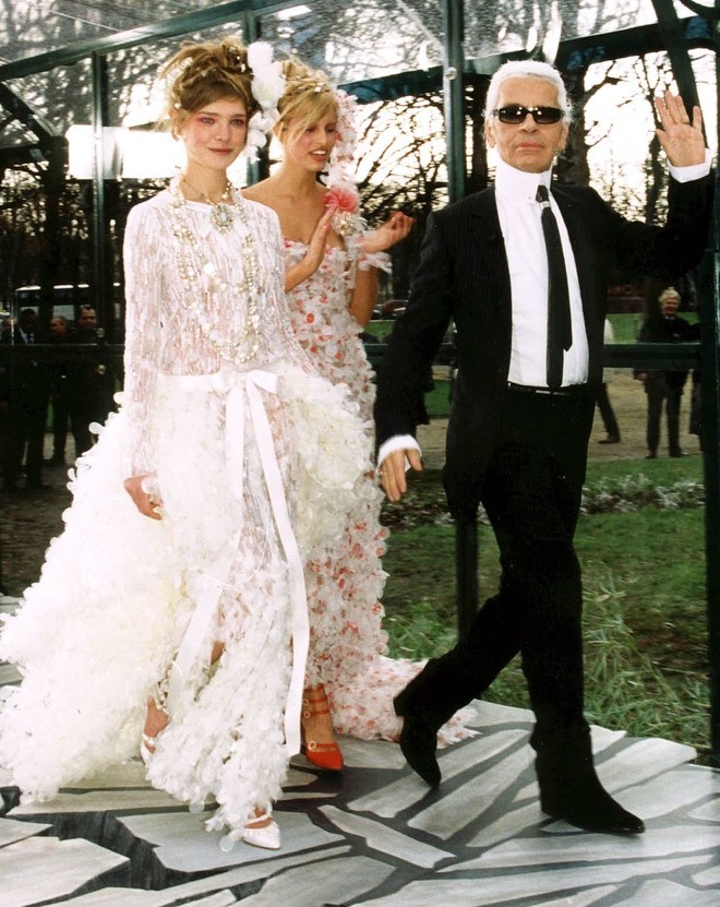 10 знаковых платьев Chanel, созданных Карлом Лагерфельдом (фото 8) 10 знаковых платьев Chanel, созданных Карлом Лагерфельдом (фото 8)
