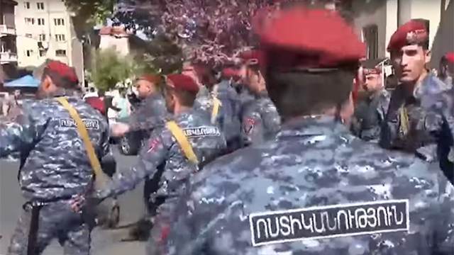 Полиция помешала протестующим в Ереване полностью заблокировать дом правительства