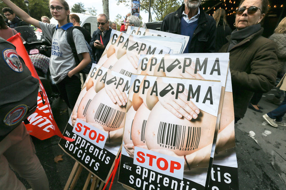 Многим европейцам суррогатное материнство не пришлось по нраву, о чем они решительно заявляют. Фото: GettyImages Суррогатное материнство: за и против Почему представители многих сообществ протестуют против этого явления