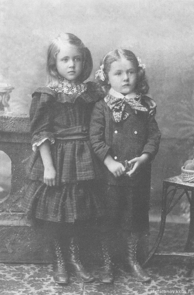 Маша Кашинцева (будущая жена Андрея Платонова) с младшей сестрой Валентиной в детстве.