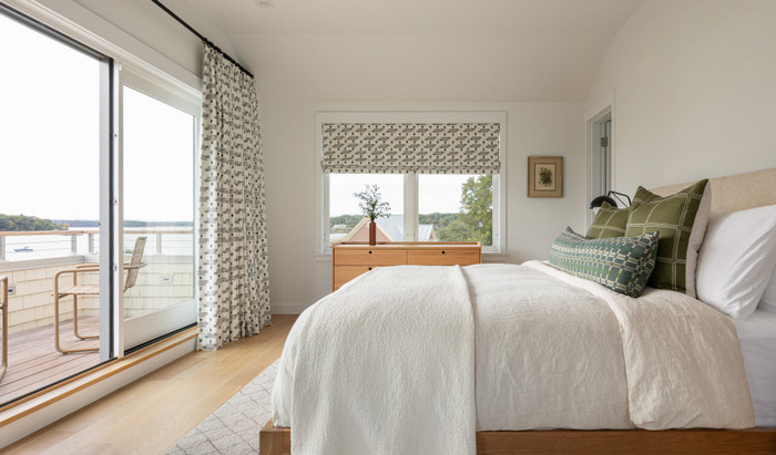 два окна в спальне: как комбинировать занавески