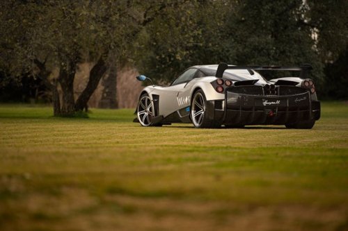 Двухдверный гиперкар от Pagani Automobili (17 фото) Двухдверный гиперкар от Pagani Automobili (17 фото)