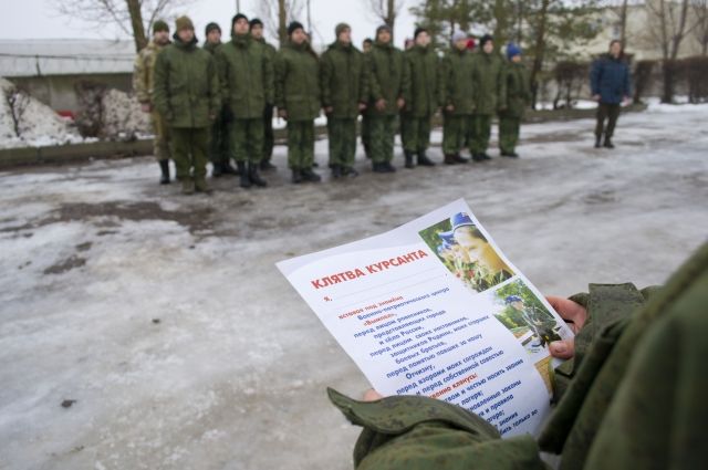 До конца смены остаются не все курсанты: некоторые не выдерживают нагрузки, других отчисляют за правонарушения.