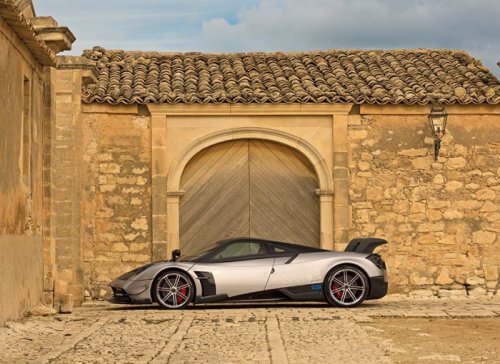 Двухдверный гиперкар от Pagani Automobili (17 фото) Двухдверный гиперкар от Pagani Automobili (17 фото)