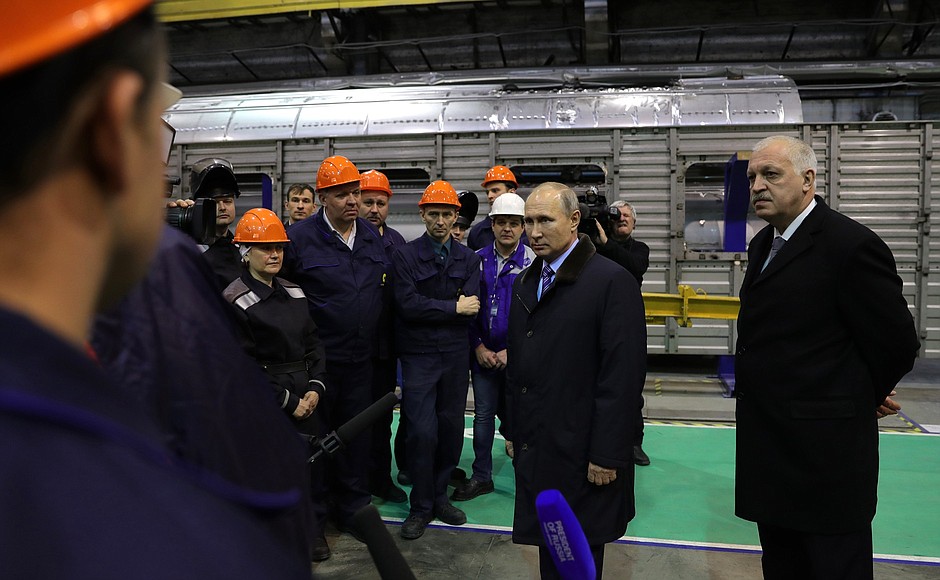 Во время беседы с рабочими Тверского вагоностроительного завода.
