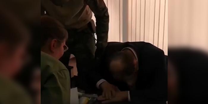 Задержанный чиновник попытался съесть улики и чуть не умер (видео)