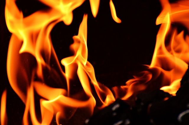 В Приморье при пожаре в гаражных боксах сгорели четыре грузовика