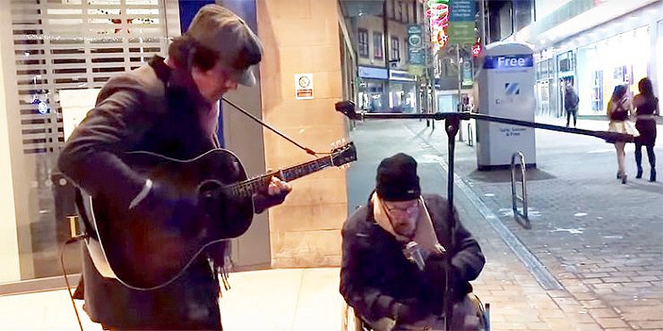 Картинки по запросу Homeless man joins busker for spontaneous New Year's Eve street jam, the result is incredible
