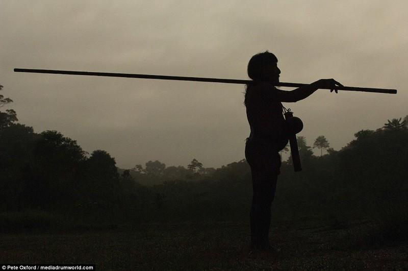 Это амазонское племя до сих пор живет в каменном веке!