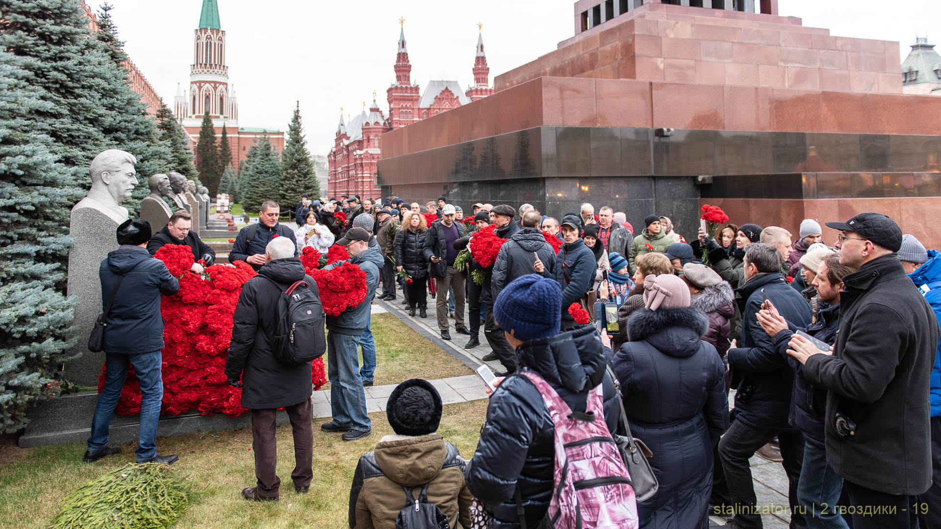 Возложение цветов к могиле Сталина 2020